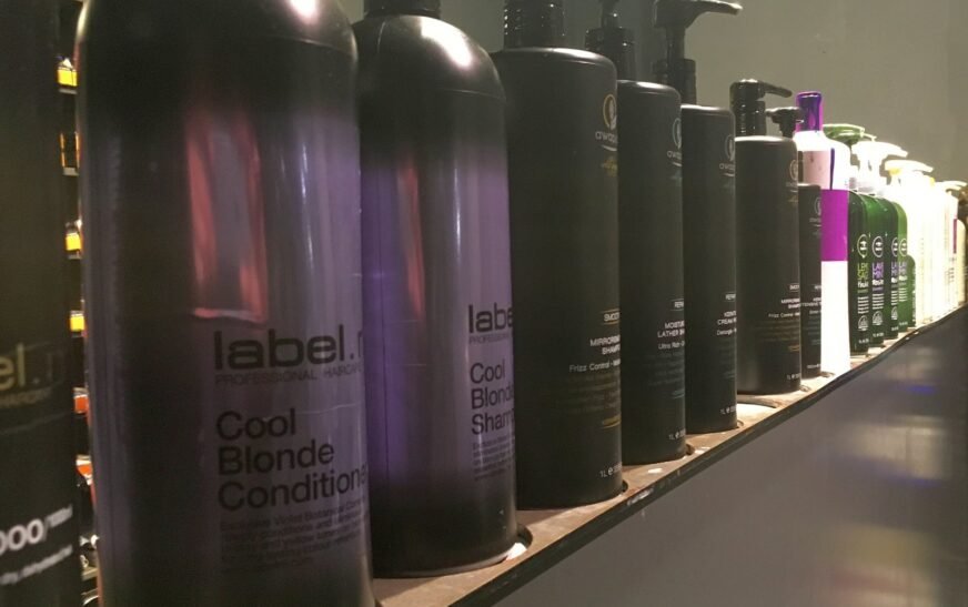 Produits professionnels de soin capillaire utilisés en salon pour lutter contre la chute de cheveux