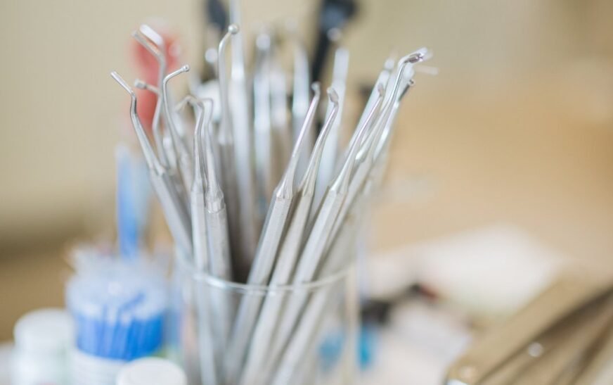 Instruments dentaires utilisés en cabinet pour les soins esthétiques dentaires